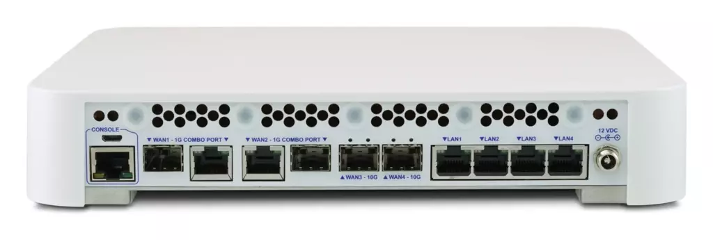 Netgate 6100 - פאת הפורטים בזווית: שני חיבורי SFP+ בקצב 10 ג׳יגה, שני פורטי קומבו וארבעה פורטי 2.5 ג׳יגה