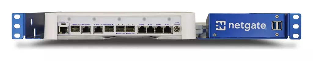 Netgate 8200 MAX - יחידת מסד 1U, פאת הפורטים: שני חיבורי SFP+ בקצב 10 ג׳יגה, שני פורטי קומבו וארבעה פורטי 2.5 ג׳יגה