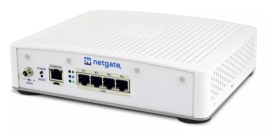 Netgate 4200 MAX - פאת הפורטים בזווית: ארבעה פורטי 2.5 ג׳יגה